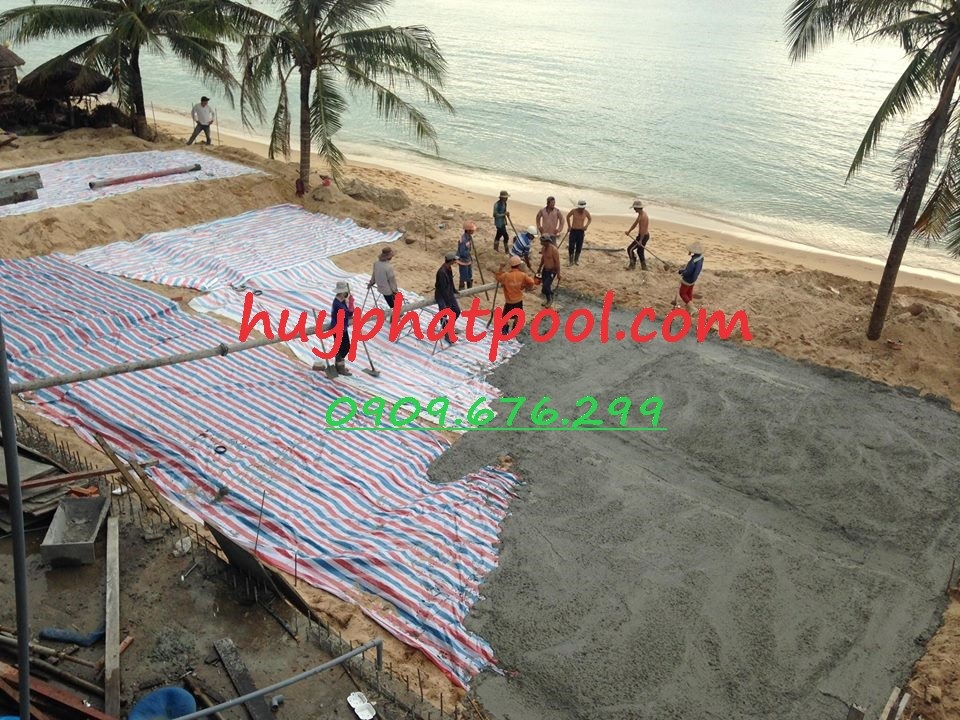 đổ bê tông lót đáy hồ bơi